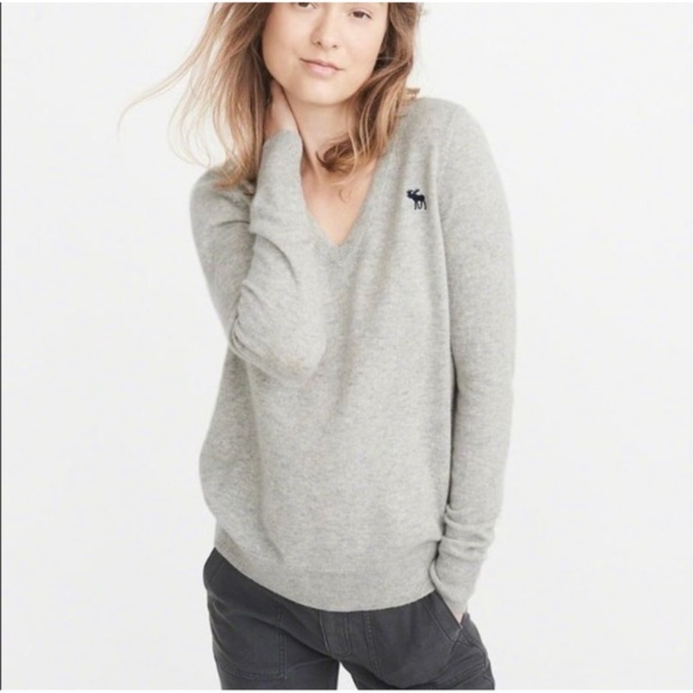 Abercrombie Kids Gray V-Neck Long Sleeve Sweater Moose Logo Size Large